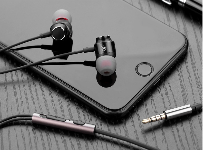 Magnetic suction bass wired headphones